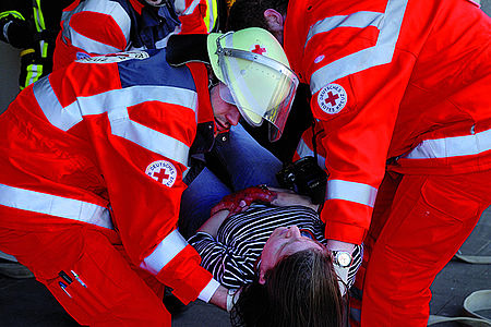 Foto: Zwei Helfer der DRK-Bereitschaften tragen eine verletzte Fau.